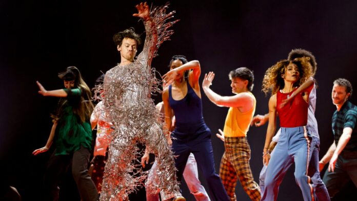 Harry Styles y sus bailarines se sorprendieron cuando la plataforma de su actuación giró en sentido contrario en los Grammy