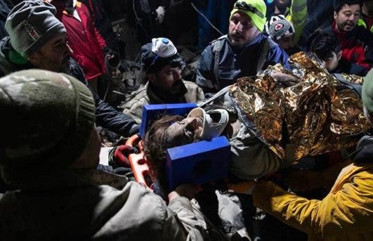 Rescatan a un bebé de diez días después de 90 horas bajo los escombros