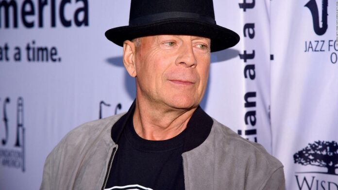 Bruce Willis y otras estrellas que se han retirado por enfermedad