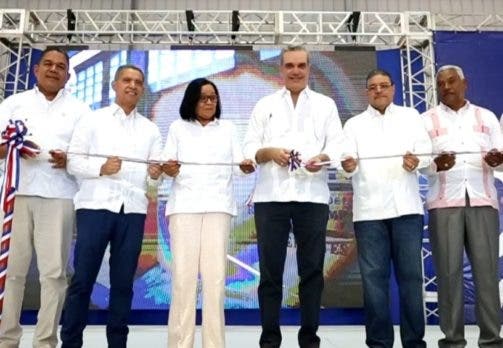 Abinader entrega polideportivo en municipio Enriquillo
