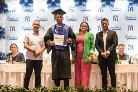 New York Yankees celebran graduación escolar de 44 prospectos en RD