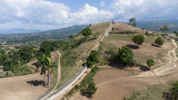Medio Ambiente paraliza trabajos construcción del muro fronterizo en Montecristi