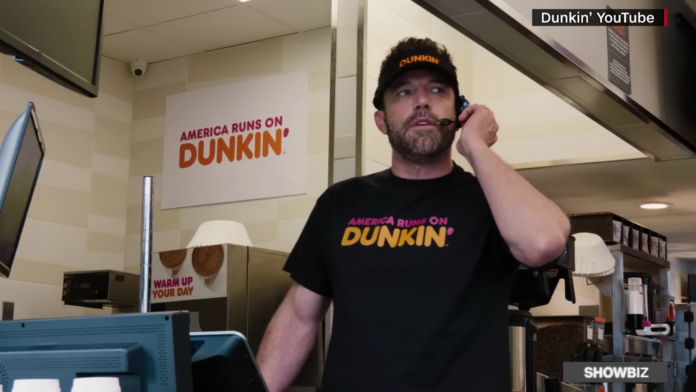 JLO se sumó a comercial de Ben Affleck para Dunkin