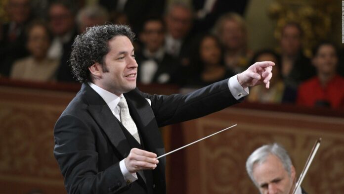 De Los Ángeles a Nueva York... El conductor venezolano Gustavo Dudamel ahora dirigirá la orquesta filarmónica de "La Gran Manzana"