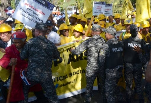 Enfrentamiento con policías frustró la marcha por 30% AFP