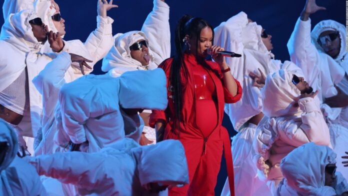Entre gestos e indirectas, Rihanna anuncia su segundo embarazo en el Super Bowl