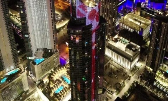 Un rascacielos de 60 pisos es la tarjeta de San Valentin mas grande del mundo 