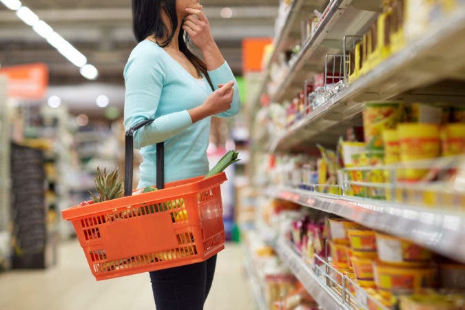 Mujer compra en supermercado. Fuente externa.