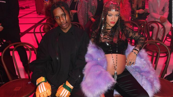 Rihanna y A$AP Rocky posan por vez primera junto a su hijo y hablan de su faceta como padres
