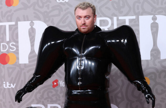 Sam Smith acapara todas las miradas de la moda luciendo un overol inflable de látex en los Brit Awards