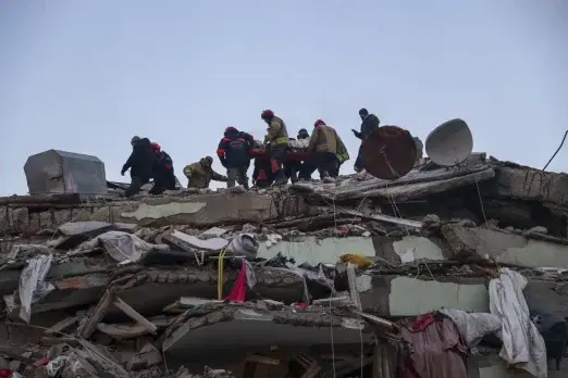 Siguen hallando sobrevivientes del terremoto; 25.000 muertos en Turquía