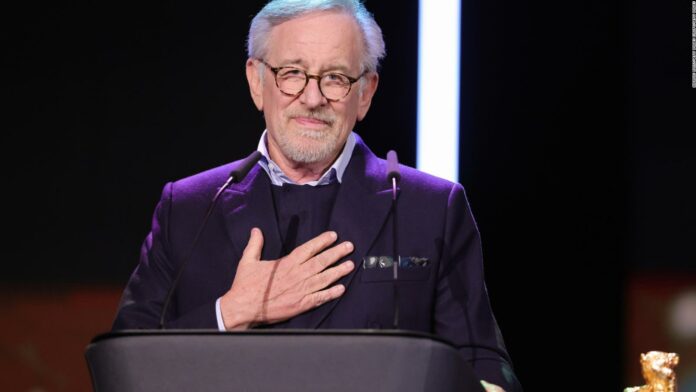 Spielberg ganó el Oso de Oro en el Festival de Berlín y dio una primicia en el escenario
