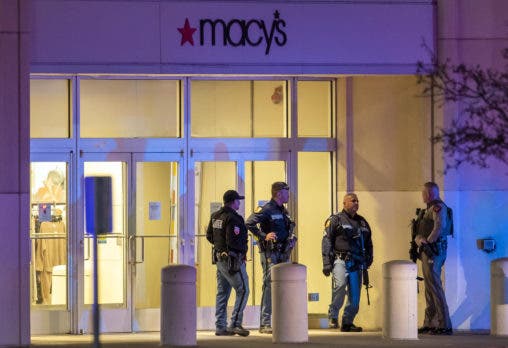 Texas: Tiroteo en centro comercial empezó como pelea