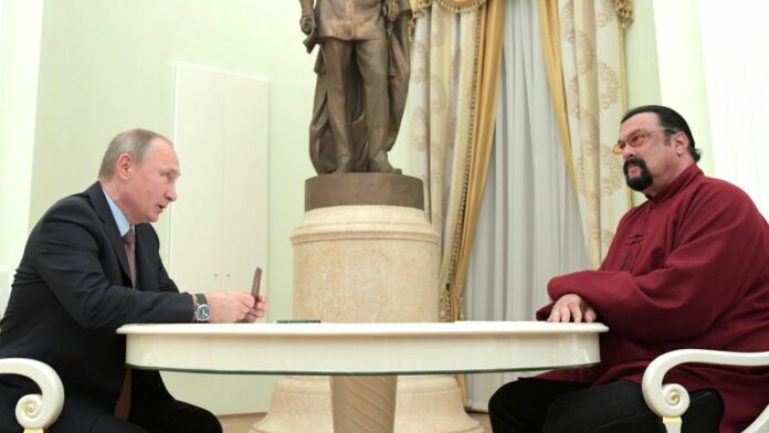 Vladimir Putin firma un decreto para honrar a Steven Seagal, actor estadounidense y ciudadano ruso