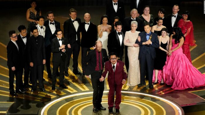 '¡Mamá, acabo de ganar un Oscar!' 'Everything Everywhere All At Once' domina los Premios de la Academia