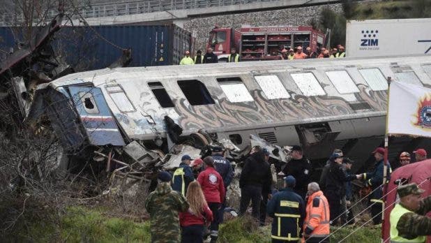 Al menos 36 muertos por choque de dos trenes en Grecia central