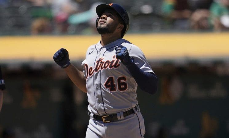 El dominicano Jeimer Candelario, de Detroit, celebra tras conectar jonrón en el partido de anoche ante Oakland.