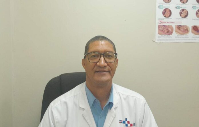 Ginecólogo del Moscoso Puello llama a prevenir cáncer de cuello uterino con chequeos rutinarios