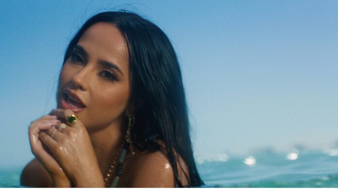 Becky G se inspira en República Dominicana para “Arranca”, su nuevo tema junto a Omega