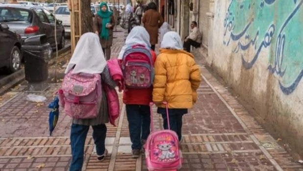 Cientos de niñas son envenenadas en varios colegios de Irán