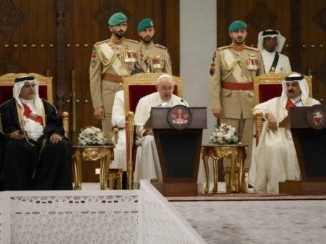 Papa llega a Bahrein y le pide eliminar la pena de muerte