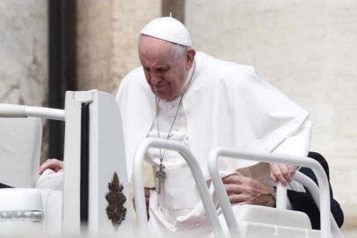 El papa Francisco pasa su primera noche en hospital