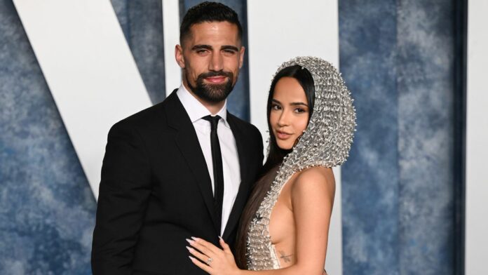 El prometido de Becky G, Sebastian Lletget, pide disculpas en medio de rumores de infidelidad