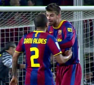 Gerard Pique seria muy duro con Dani Alves si se