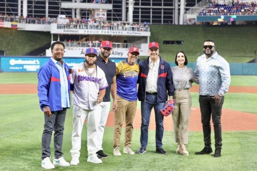 Presidente Abinader hace historia al convertirse en el primer jefe de Estado en lanzar la primera bola en Clásico Mundial de Béisbol