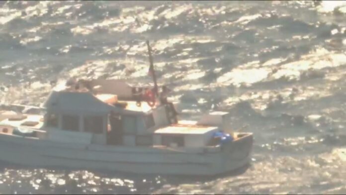 Personal de un crucero ayuda a rescatar a tres personas en altamar