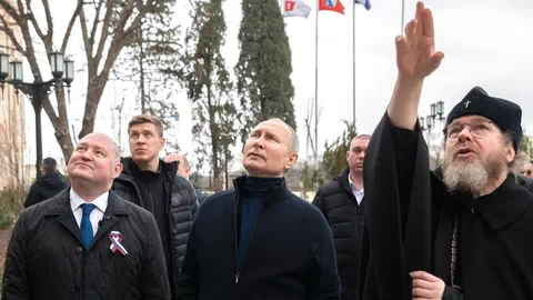 Putin visita por sorpresa Crimea fortificada en aniversario de su anexión