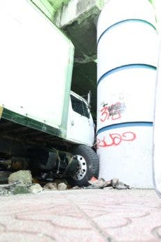 1681599835 680 Camion se estrella contra columna de elevado de la 27