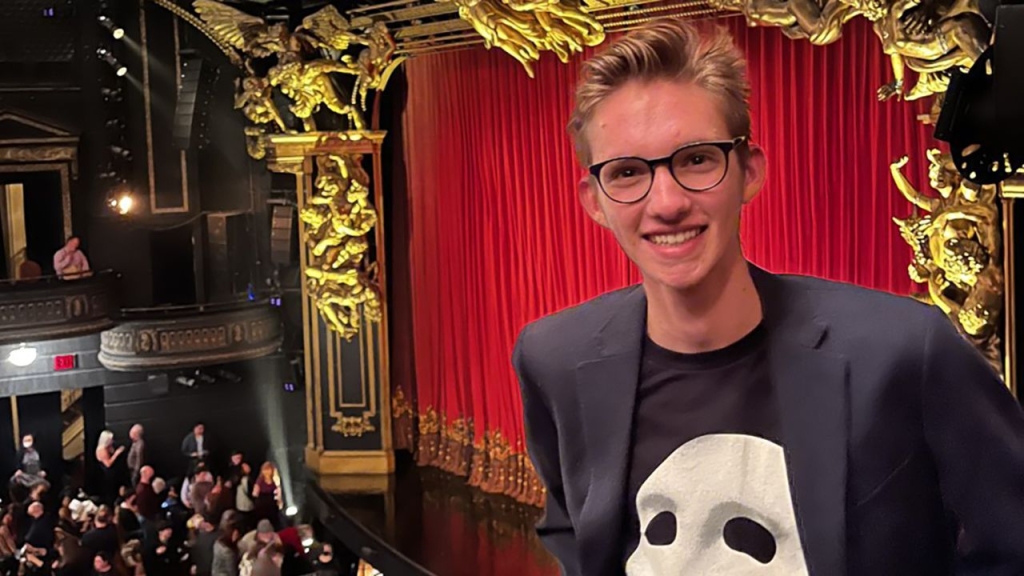 1681675613 5 Los seguidores de El Fantasma de la Opera se despiden