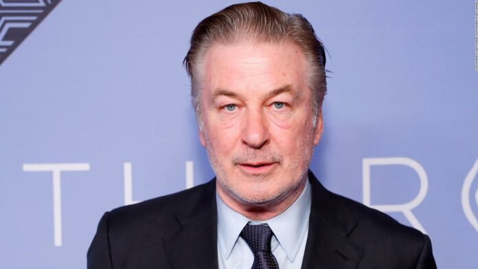 Alec Baldwin terminará el rodaje de "Rust" tras quedar libre de cargos por muerte de directora de fotografía