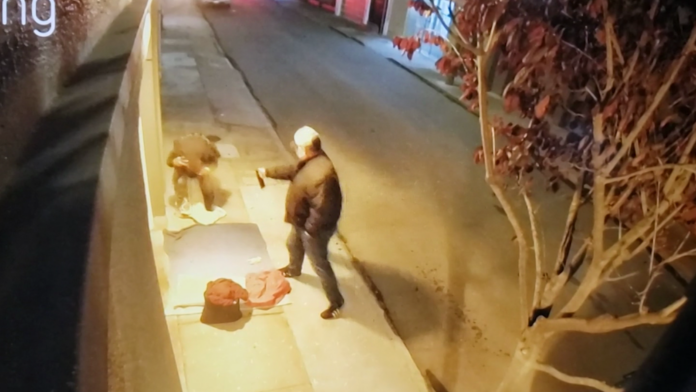 Un excomisionado de bomberos de San Francisco fue golpeado por indigente. ¿Una venganza?