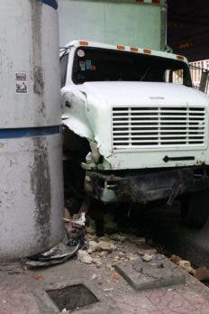 Camion se estrella contra columna de elevado de la 27
