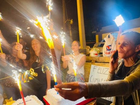 Con pastel y velas, celebran “cumpleaños” del colapso del puente Cangrejo