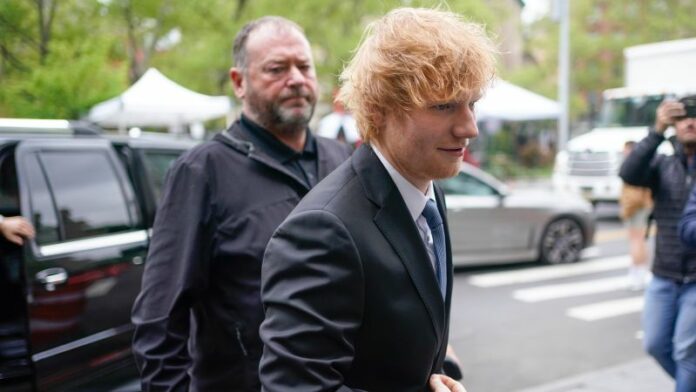 El músico Ed Sheeran cantó y tocó la guitarra en el estrado durante el juicio por infracción de derechos de autor