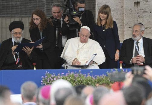 El papa Francisco junto a otros líderes religiosos. EFE