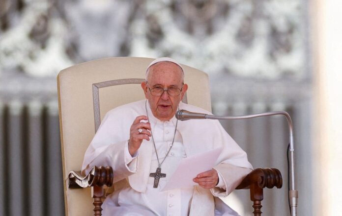 Papa defiende al fallecido pontífice Juan Pablo II
