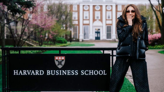 Thalía cumple deseo de su difunto padre en su visita a la Universidad de Harvard