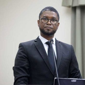 "Se acercó a mí y trató de hacer preguntas fuera de lugar" dice mujer acusa de acoso a Presidente CC