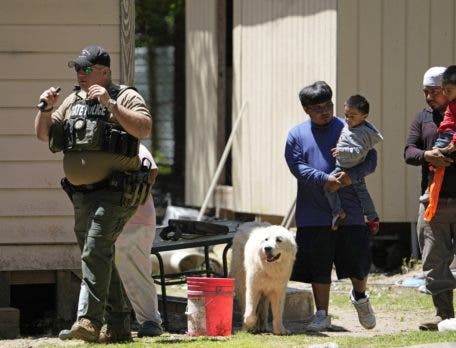 Más de 200 agentes rastrean a acusado de matar 5 en Texas