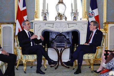 Presidente Abinader se reúne con ministro y baronesa en Londres