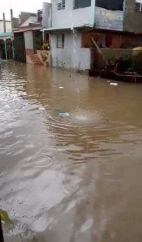 Inundaciones en Santiago dejan varias viviendas afectadas
