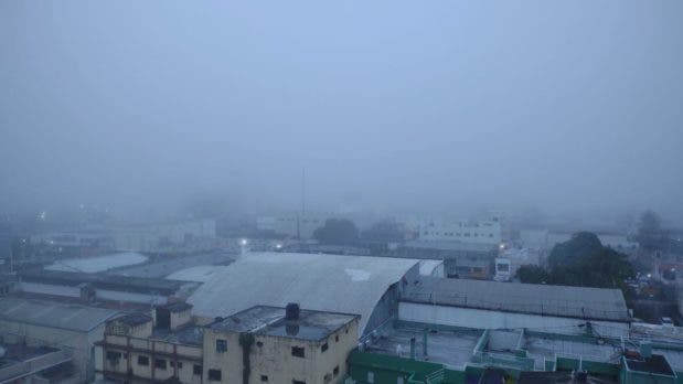 Fotos y videos: Santo Domingo amanece bajo neblina