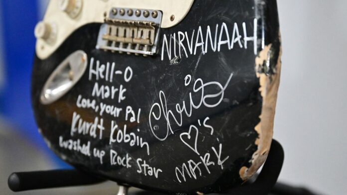 Una guitarra destrozada de Kurt Cobain se vendió por casi US$ 600.000, 10 veces más de lo estimado