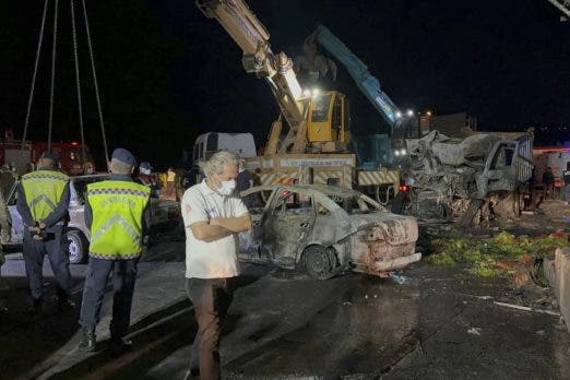 Al menos 12 muertos y 31 heridos en un accidente múltiple en una autopista en Turquía