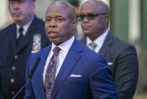 Alcalde NY dice reciben migrantes pero no fondos