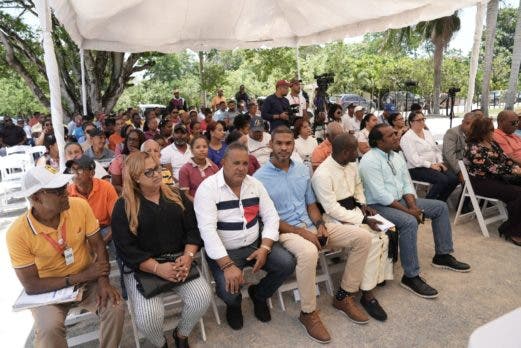 Almonte: Gobierno hace esfuerzos por llevar luz a todo el país